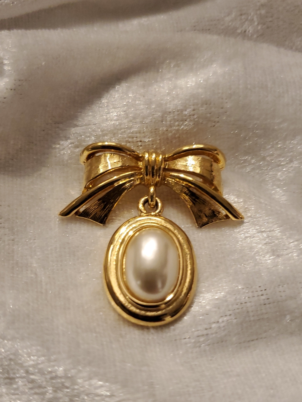 Vintage NAPIER Gold Tone Bow Ribbon Brooch With Faux Pearl Dangling Pendant